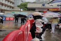 妈妈开车送考爸爸骑车跟着怕堵车 雨中守护孩子的温暖背影