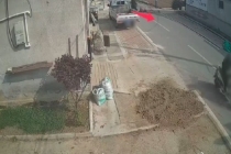 老人被两轮车撞倒后又遭三轮车碾压：医院正在救治，前车司机涉嫌逃逸，后车司机已到案