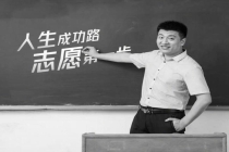 郑州大学校友会悼念张雪峰 教育界痛失英才