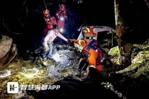 消防员紧急救援被困一家四口 克服重重困难成功营救