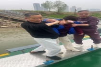 汉马保障现场，5名水上城管接力从长江中救回落水女子