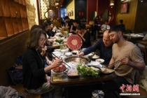 美国人乐享“中式生活” 文化交融新风尚