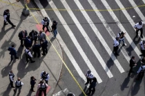 女婴在纽约街头枪击中弹死亡 帮派争斗殃及无辜