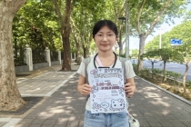 女生驻守考点为考生定格青春 记录青春收官时刻