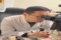 14岁男孩因常与家中猫狗同吃同睡，双眼感染弓蛔虫幼虫近乎失明