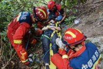 男子野山打卡坠崖幸被树杈接住 生死救援化险为夷