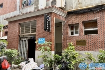 女子深夜上公厕被困 铁门锁住引发救援