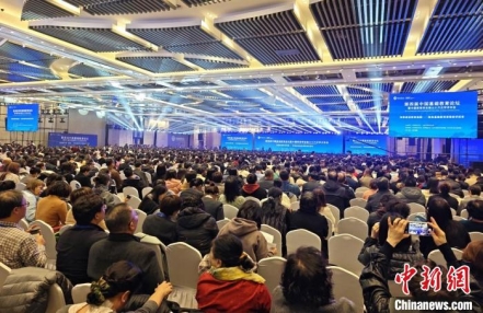 
                    专家业者共议基础教育课程教学改革
               