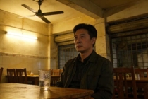 90年去相亲，女方是当年欺负我3年的女霸王，她假装不认识，桌下却踹我：敢拒我试试