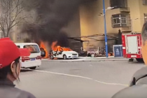 当地回应小区车棚起火引燃多辆汽车 无人员伤亡