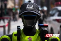 湖南长沙街头“机器人交警”上岗 新同事引市民围观