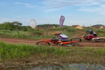 张雪妻子晒14岁儿子练车 赛车梦想成真