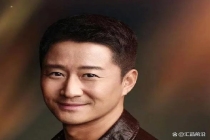 吴京夸谢楠飒 买零食搬板凳应援