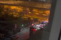 凌晨一点 男子用自家车为救护车反向刷闸机