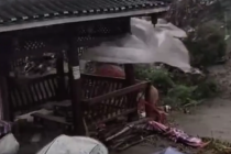 贵州从江狂风大作掀翻谷仓稻谷散落 村民“抢回”数千斤稻谷