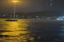 河南永城突降暴雨 多辆车被淹 城市内涝严重
