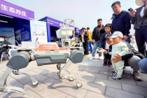 南海子公园迎来机器人“园丁” 智能科技助力园林管护