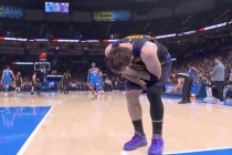 东契奇摸自己大腿 无对抗中意外受伤