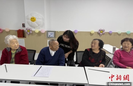 
                    青春风吹进中国养老院：晚年生活变得有意思起来
               