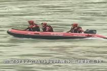 一家四口在皮卡坠河事故中失联，已造成1人死亡，仍有9人失联