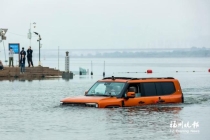 国产汽车成功横渡闽江 水上救援新力量