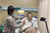 大学生突发脑出血致瘫 常熬夜直播 康复之路艰难前行