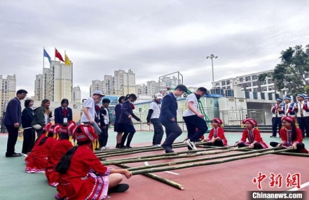
                    近40名美国青少年开启“海南之行”：“我们都喜欢马龙”
               