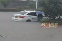路面积水五六十厘米学员冒雨练车 网友：这车是非练不可吗