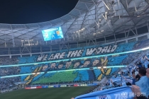 大连球迷在与成都赛前展示巨幅TIFO，主题为We are the world