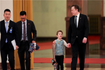马斯克幼子新中式穿搭获外国网友盛赞 虎头包走红网络