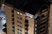 与女友吵架后翻出11楼窗外回不去了 消防紧急救援