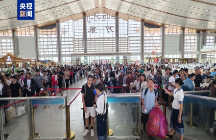 
                    单日旅客发送量半月内4刷纪录 中老铁路老挝段迎来跨境“旅游热”
               