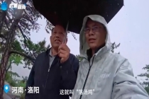 摄影师冒雨登攻离山成“落汤鸡” 却记录下绝美云雾奇观
