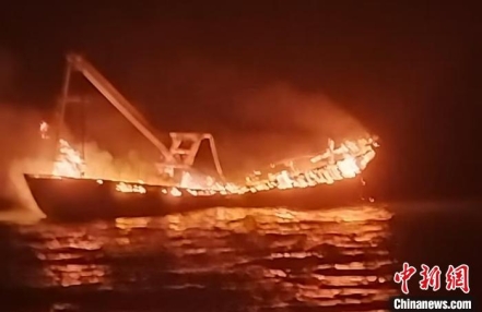 北部湾海域一渔船起火 船上6人全部获救
北部湾海域一渔船起火 船上6人全部获救