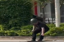 男子“徒手”抓蛇操作云淡风轻 马路捕蛇侠获赞