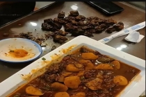 黄焖鸡有24块鸡头商家说法为何不一 诚信问题待解