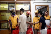 叔叔们给了我第二次生命：外卖小哥雨中救人获赞