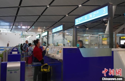 
                    中马免签一周年 南宁口岸验放马来西亚籍旅客大幅增长
               