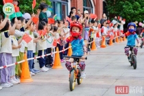 300万人围观萌娃飙车过六一 这才是童年该有的样子！