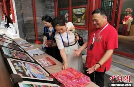 
                    浙江农民画家钻研技艺37年 带孩子们感受“水乡之美”
               