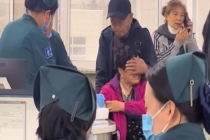 阿姨害怕扎针大叔帮捂住眼睛 温情一幕触动人心