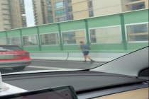 男子在南北高架上跑步 警方：已处罚 网友直呼“不理解”