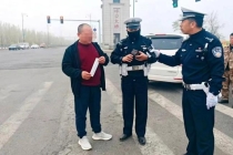 临近检查点有乘客下车避检，拦截！三辆超员送工车接连被查获