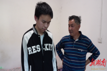 八颗鸡蛋暖人心 一记空翻显锋芒 梅山少年出圈全网
