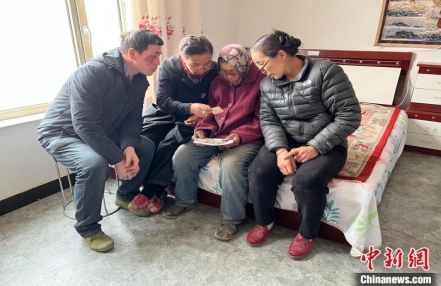 乌兰布和沙漠腹地“大漠额吉”:艰苦岁月收养收留5名儿童
乌兰布和沙漠腹地“大漠额吉”:艰苦岁月收养收留5名儿童