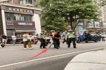 高考场外名场面！男孩怯场被“抬”进高考考场