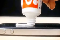 牙膏可以清除手机屏幕划痕？假的 反而可能损害屏幕