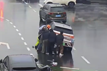 60秒数十人奔来合力抬车救人 抬起来的是车托起的是人心