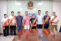 司机昏迷车辆失控 前车顶住后车救援 众人合力破窗急救
