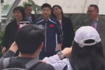 马龙现身香港被一路跟拍 香港学生排队抢票见马龙